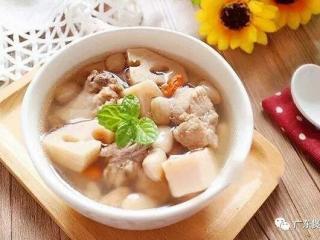 海参花胶鸡翅煲汤